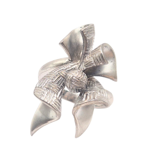 Beautiful ribbon shaped in a 925 Silver ring
