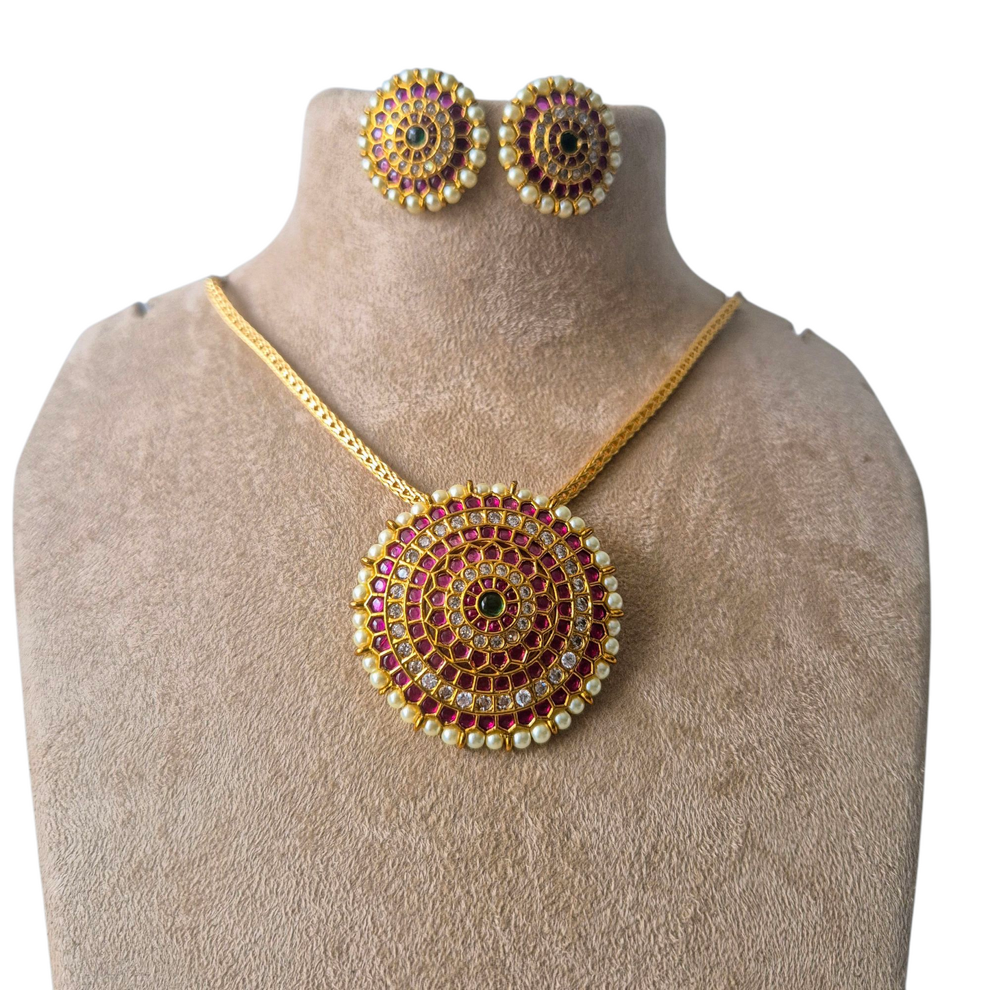 Fushcia Pink jadau, white kundan and golden pearls set makes this evergreen design