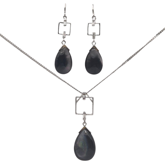 Mother of Pearl and Natural Baguette Diamonds in 18kt White Gold , a set of earrings and pendant
