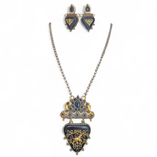 Royal Blue quartz in a vintage design in dual tone brass