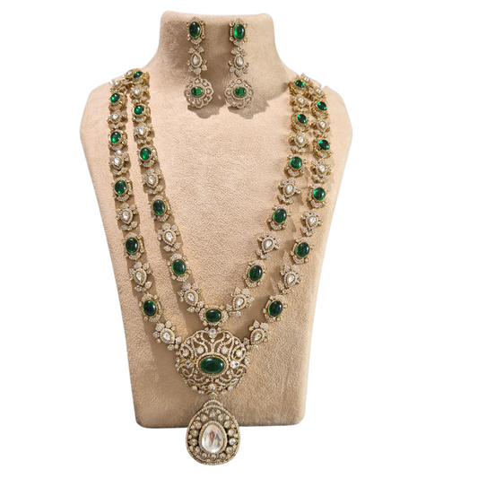 Green quartz cabochon with moissanite in an antique plating in brass