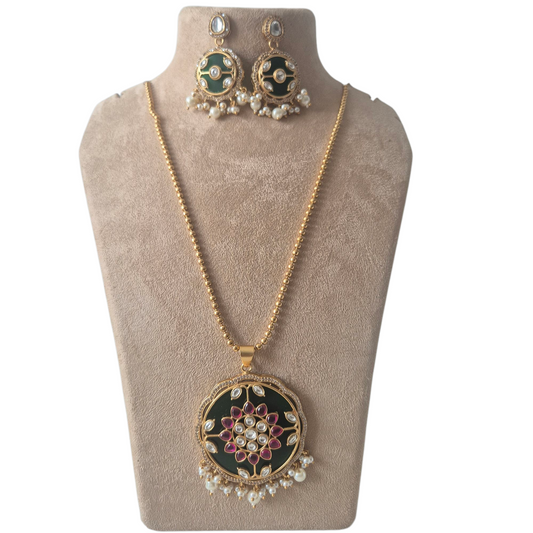 Green quartz embedded with kundan, zircons and seed pearls