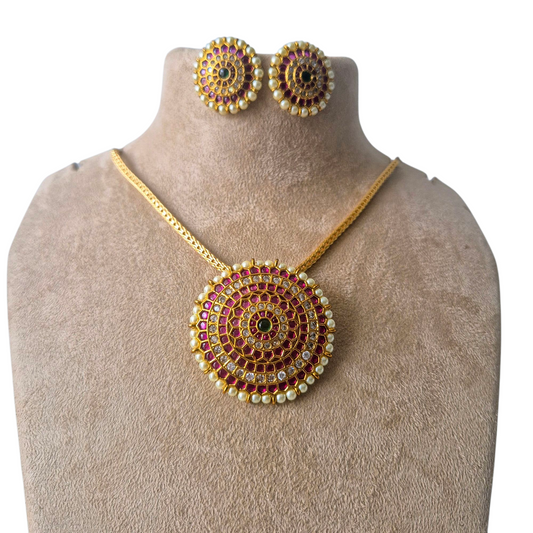 Fushcia Pink jadau, white kundan and golden pearls set makes this evergreen design