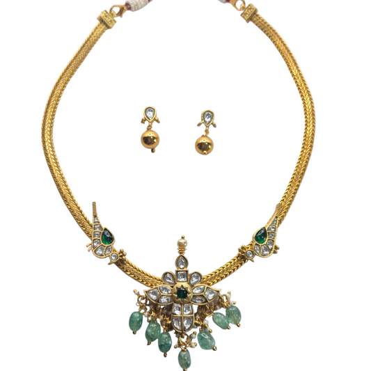 Kundan and green onyx set in brass on a thick chain