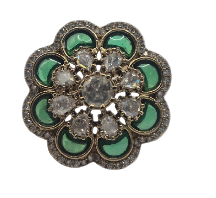 Green semiprecious stone and Jadau ring in brass