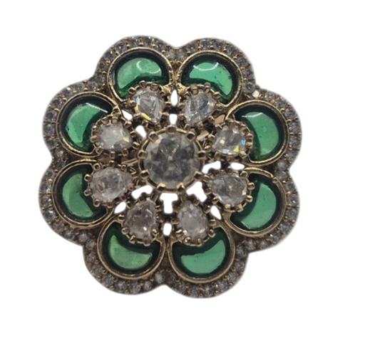 Green semiprecious stone and Jadau ring in brass
