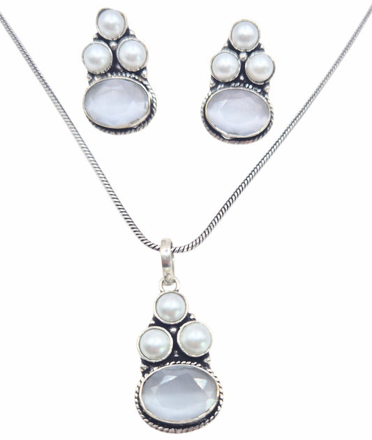 Grey quartz set with Pearls in brass